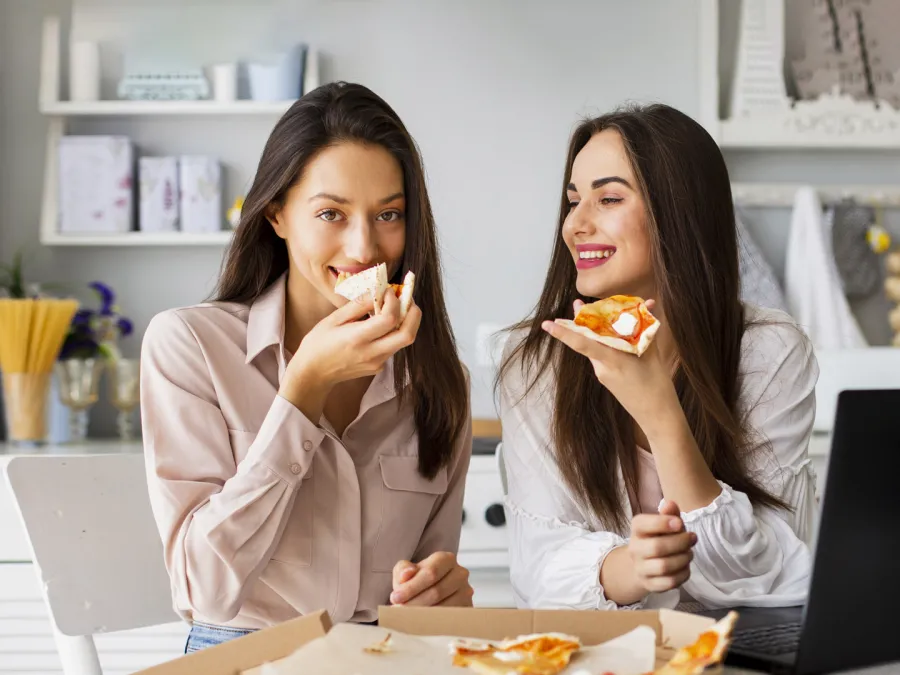 التغذية في عصر السرعة: كيف تؤثر الأطعمة السريعة على صحتنا؟ اختصاصية تجيب 