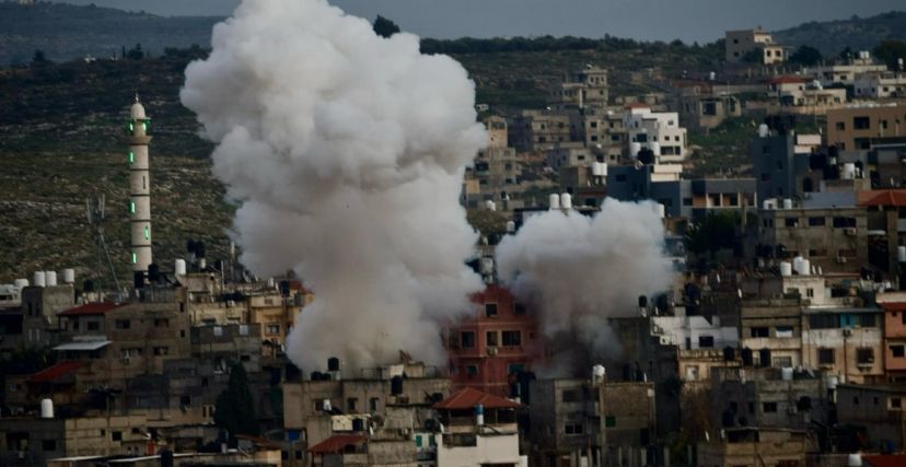 جيش الاحتلال يحرق منازل في نور شمس ويواصل عدوانه على طولكرم لليوم 35