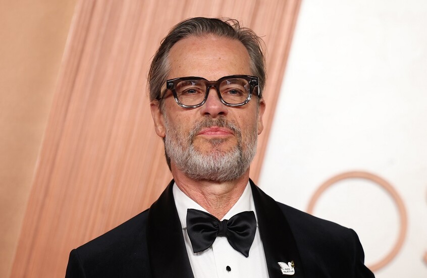 "جاي بيرس يظهر بدبوس "فلسطين حرة" في حفل الأوسكار 2025 دعمًا للقضية الفلسطينية"