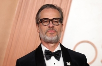 "جاي بيرس يظهر بدبوس "فلسطين حرة" في حفل الأوسكار 2025 دعمًا للقضية الفلسطينية"