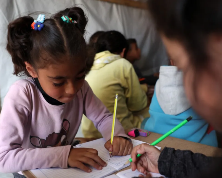 260 ألف طفل في غزة ينضمون إلى برنامج التعلم عن بعد وسط دمار الحرب