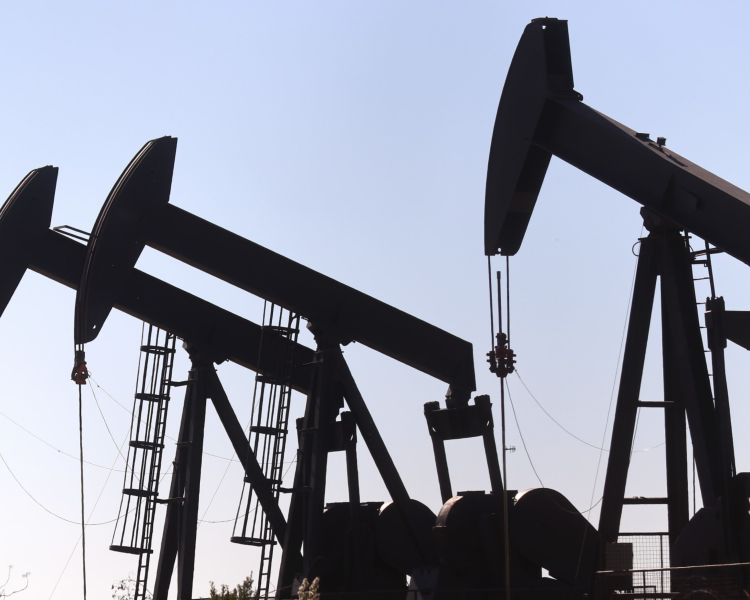 تراجع أسعار النفط وسط مخاوف من زيادة الإنتاج والتصعيد التجاري بين واشنطن وبكين
