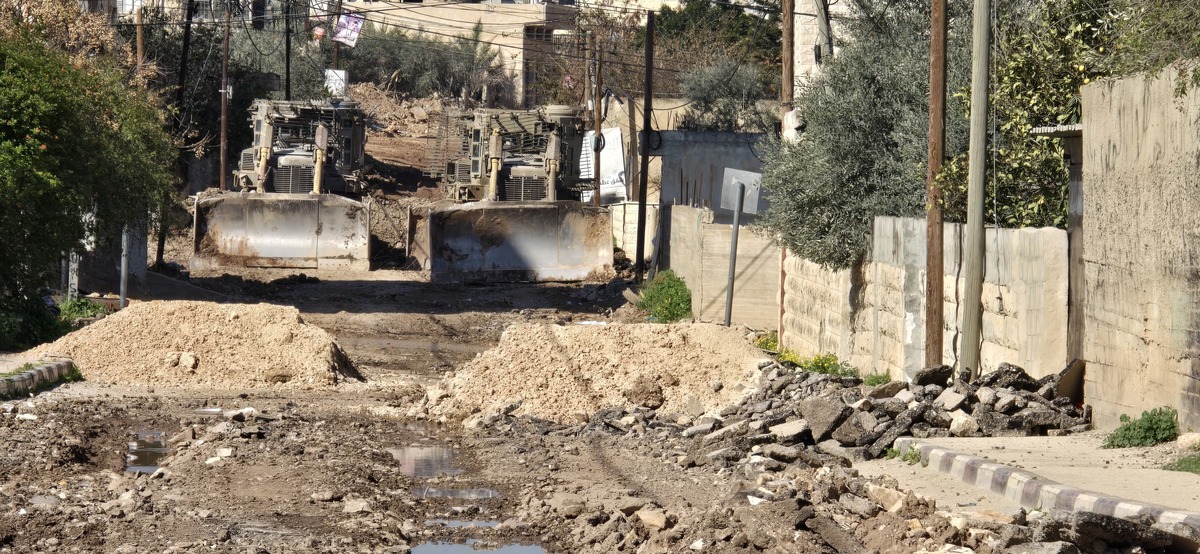 الاحتلال يدمّر البنية التحتية في قباطية وينفذ اقتحاما واسعا في عرابة بجنين