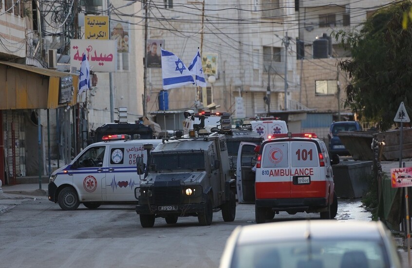 الضفة الغربية.. مقتل شاب وإصابة واعتقال آخرين خلال اقتحام القوات الإسرائيلية مخيمات نابلس ورام الله