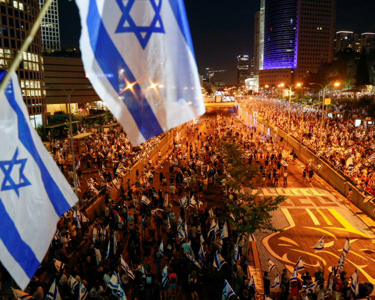 نتنياهو يُلقي بظلال من الفوضى على إسرائيل: هجوم على العدالة والأمن يقود لاحتجاجات واسعة