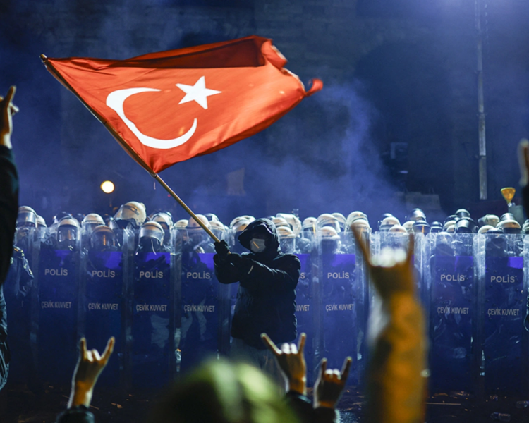 لماذا يتظاهر الناس في تركيا؟ إليك ما يجب أن تعرفه