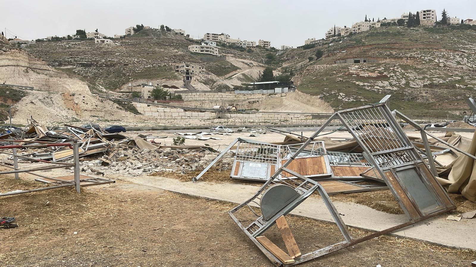 الاحتلال يهدم إسطبلاً للخيل ومنشآت في بلدة أبو ديس