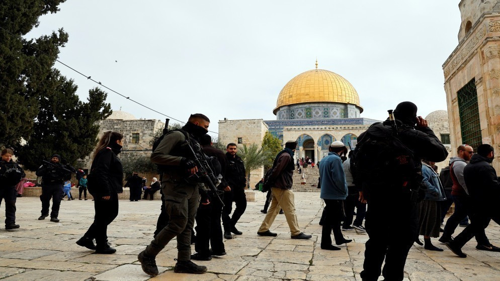القدس المحتلة عشرات المستوطنين يقتحمون باحات  الأقصى