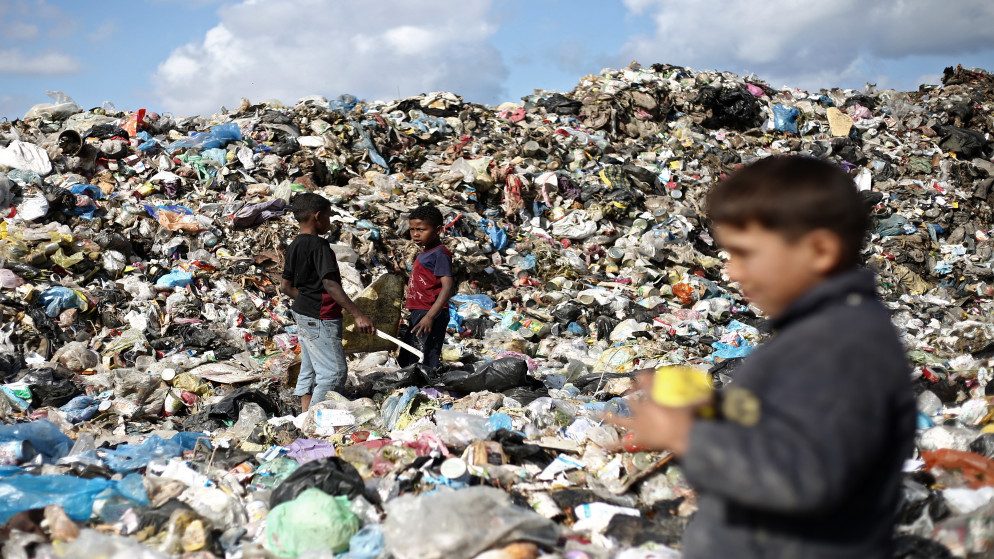 الحرب على غزة النفايات.. موت بطيء يتربص بالفلسطينيين في غزة