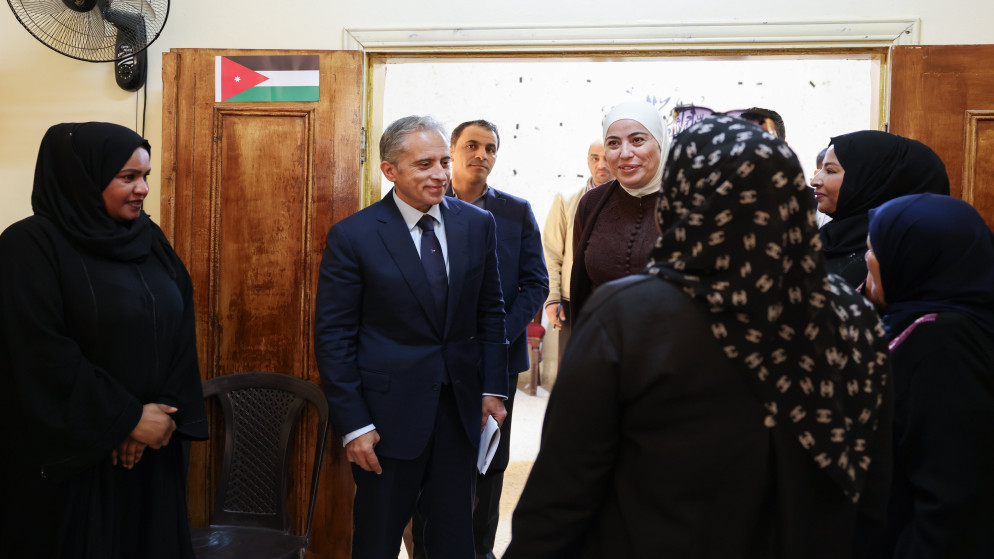  رئيس الوزراء يبدأ جولة ميدانية تفقدية من لواء الحسا بمحافظة الطفيلة