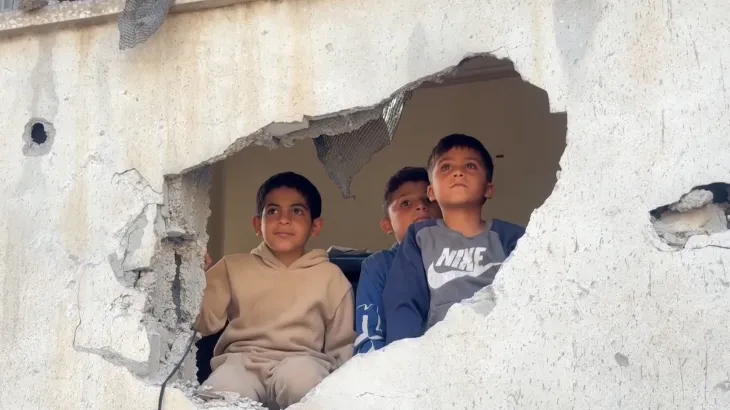 44 شهيدا بغزة ومحاصرون يستغيثون لإنقاذهم من تحت الأنقاض