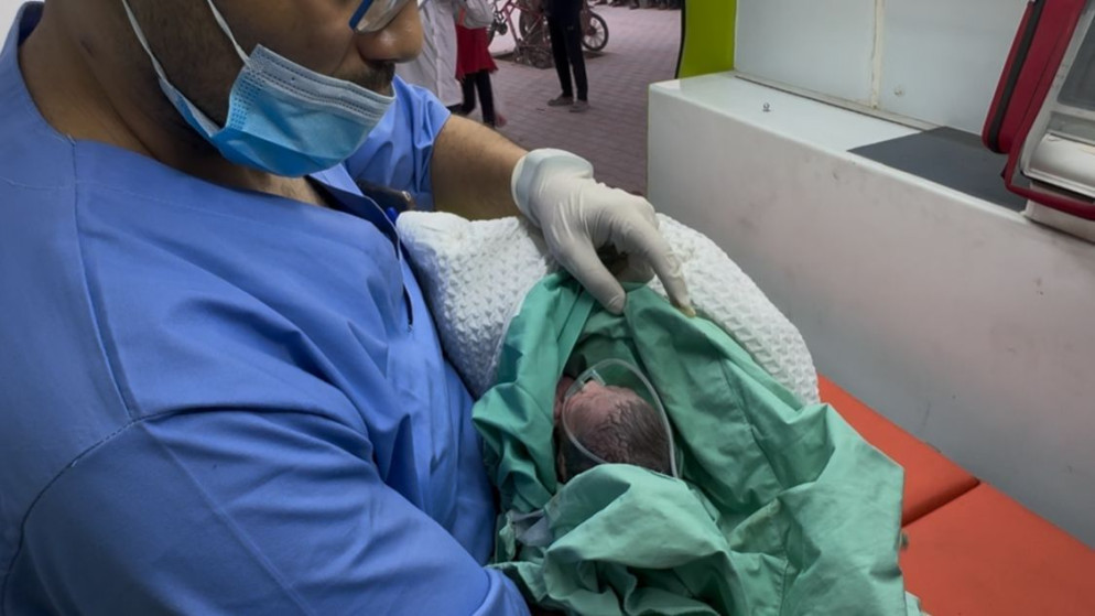 إنقاذ جنين امرأة حامل أصيبت بطلق بالرأس من طائرة إسرائيلية مسيّرة في قطاع غزة