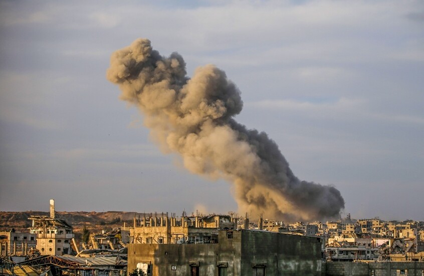 ليلة دامية في غزة: 42 شهيدًا بينهم أطفال ونساء تحت ركام البيوت