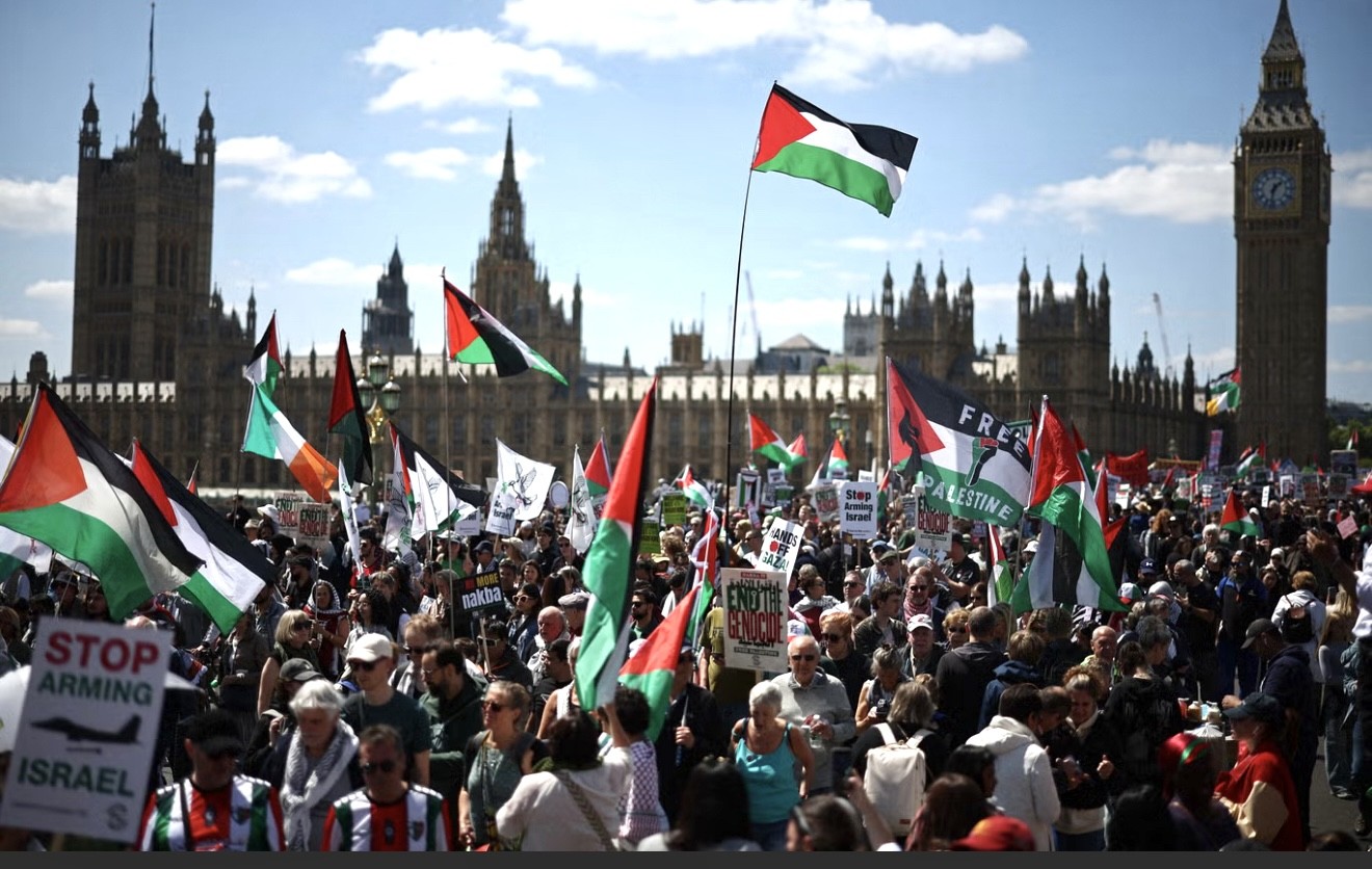 أطفال وأطباء يهتفون لغزة من قلب لندن: "لا تدعوا إسرائيل تُحزِنكم!"