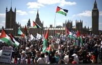 أطفال وأطباء يهتفون لغزة من قلب لندن: "لا تدعوا إسرائيل تُحزِنكم!"