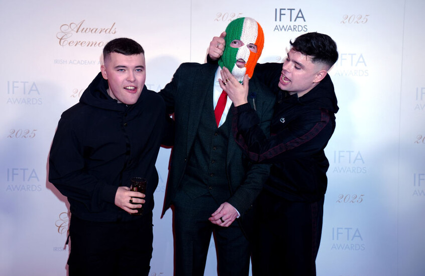 فرقة Kneecap الإيرلندية تنفي دعم 