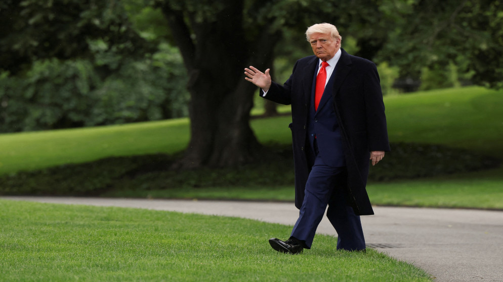 رئيس الوزراء الياباني يبحث هاتفيا مع ترامب الرسوم الجمركية والقضايا الأمنية