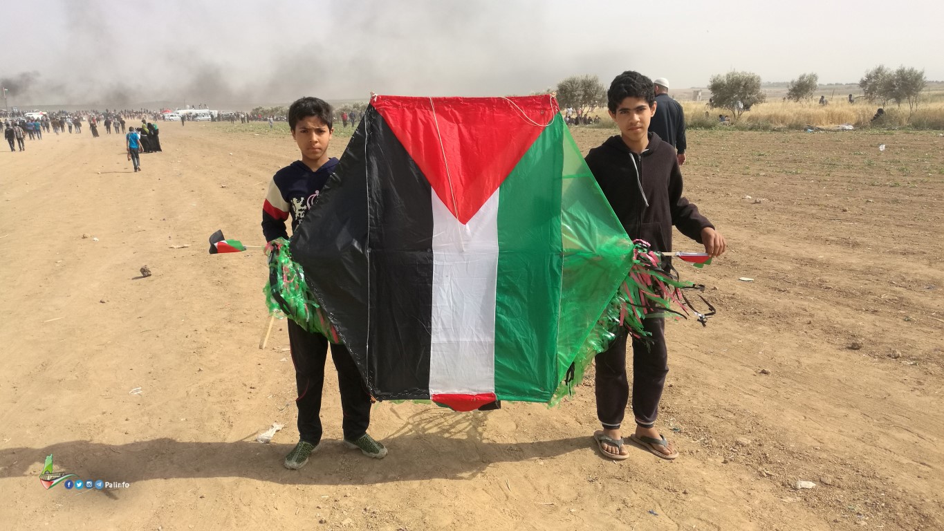 من تحت الركام.. أطفال غزة يطيرون بالأمل في سماء الحرب