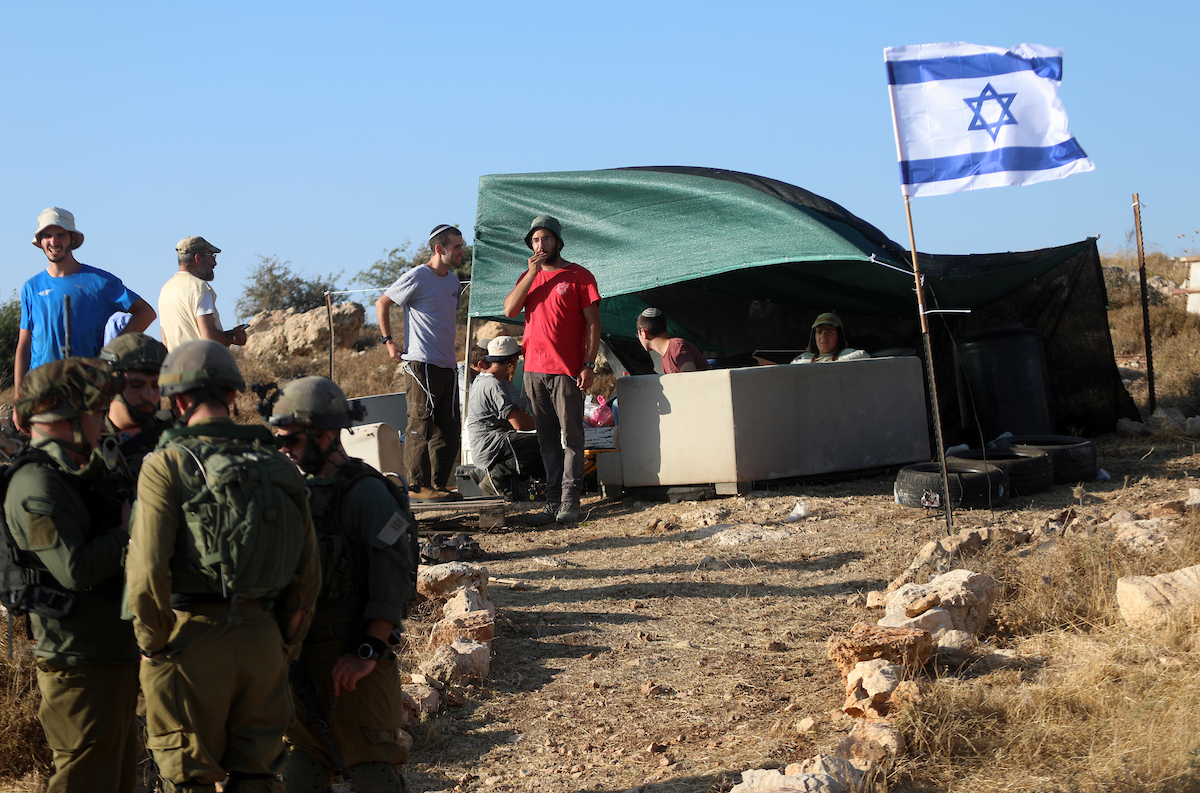 توسع استيطاني جديد في الضفة: بؤر متنقلة واعتداءات على أراضٍ فلسطينية في رام الله والخليل