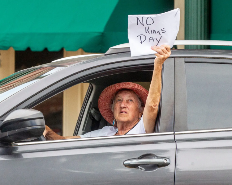 مظاهرات "لا للملوك" تعم الولايات المتحدة في يوم ميلاد ترامب واستعراض الجيش