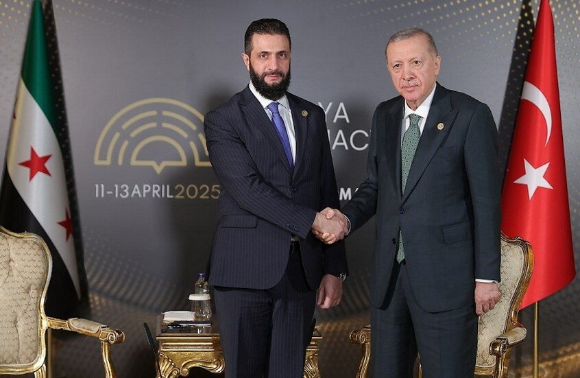 أردوغان يؤكد للشرع ضرورة بقاء سوريا بمنأى عن الصراع الإسرائيلي الإيراني