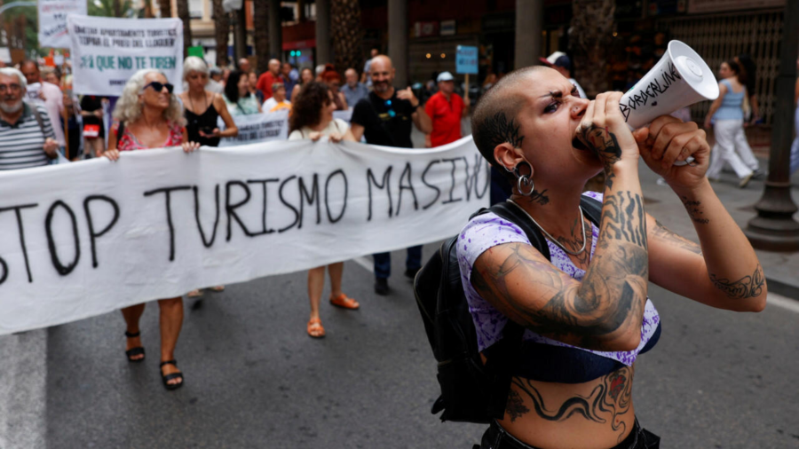 احتجاجات في جنوب أوروبا ضد السياحة المفرطة: "عطلتكم = مأساتنا"