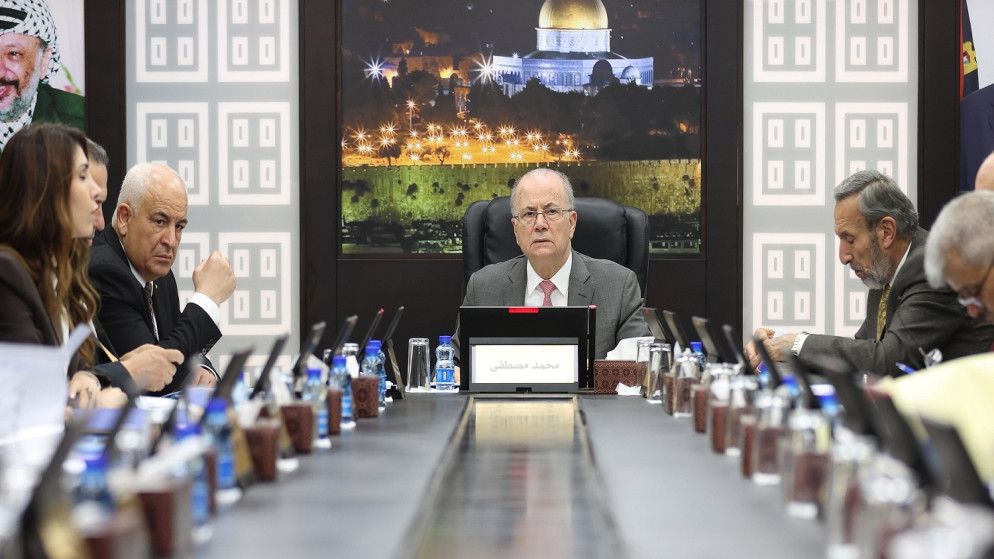 الحكومة الفلسطينية تطلب شبكة أمان مالي عربية وسط أزمة الرواتب واحتجاز أموال المقاصة