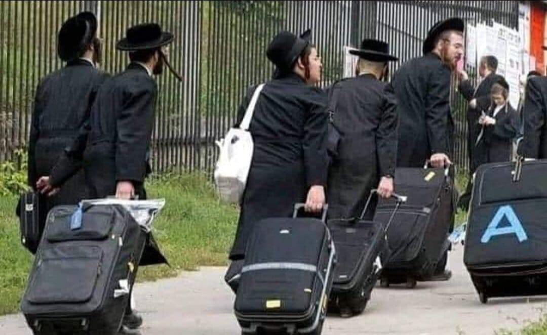 هروب المستوطنين من "إسرائيل" عبر اليخوت يقابله صمود غزة تحت القصف