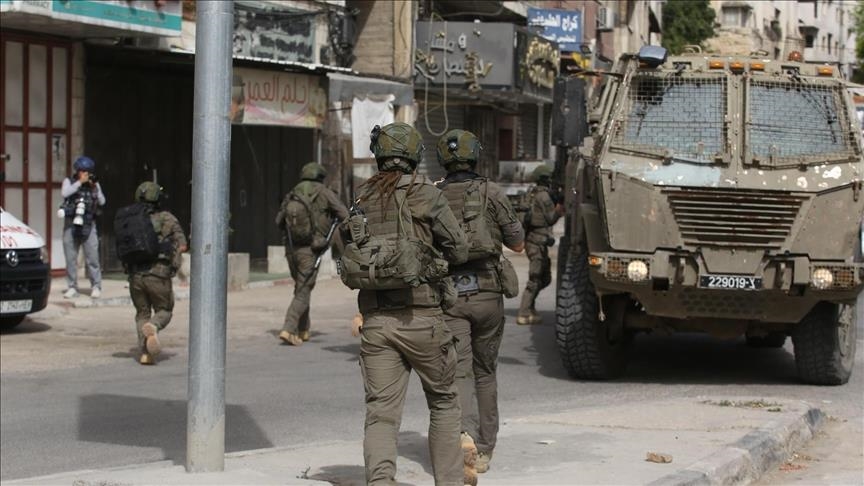 اقتحامات واعتقالات بالجملة في الضفة: الاحتلال يصعّد ميدانيًا ويحاصر المخيمات