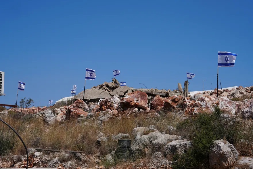 مستوطنون يحرقون منزلًا في سوسيا.. وتصاعد خطير في اعتداءات الضفة الغربية