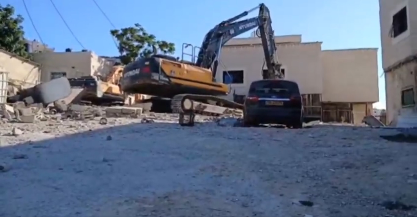 الاحتلال يهدم منزلًا ومشتلًا زراعيًا في القدس وسلفيت دون إنذار!