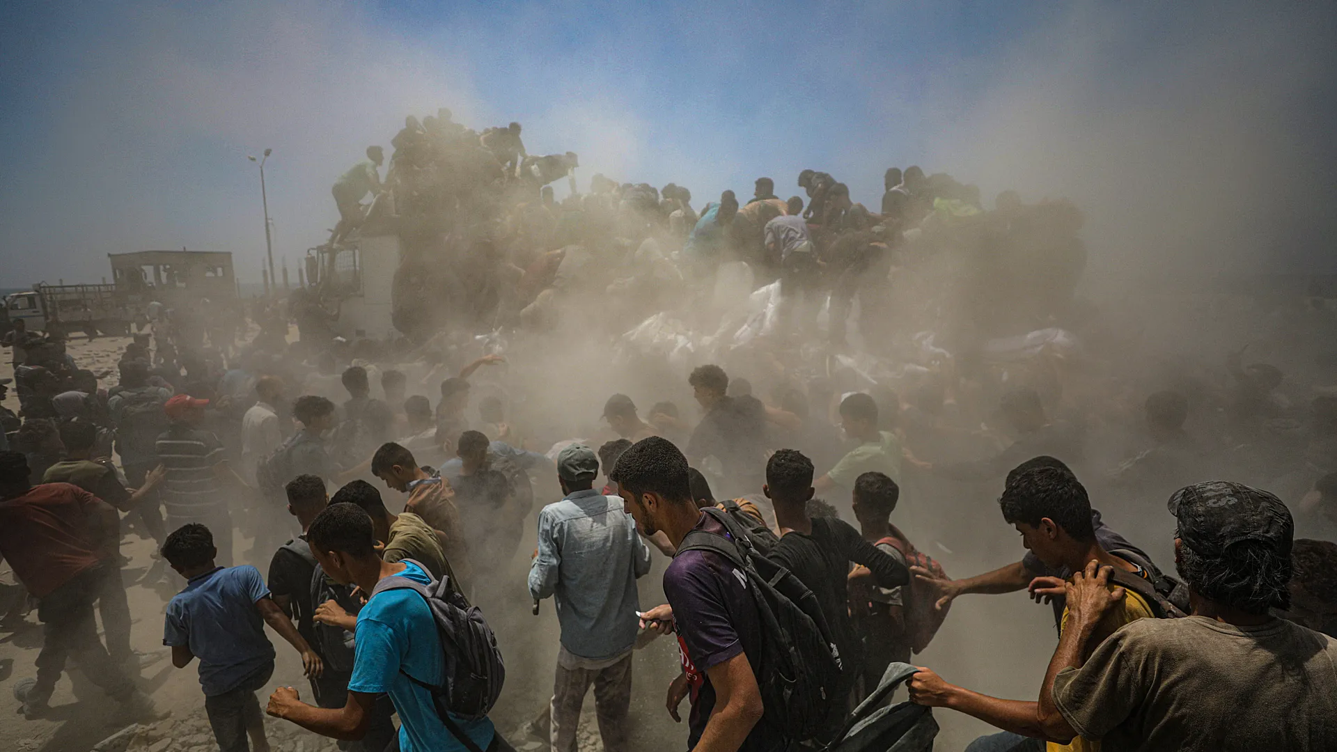 المساعدات فخ قاتل.. 1500 شهيد ارتقوا أثناء محاولتهم الحصول على الغذاء