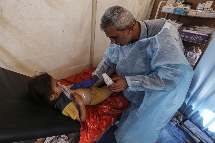 الشلل يزحف على أطفال غزة: مرض نادر ينتشر بسبب التجويع وتلوث المياه وسط غياب العلاج