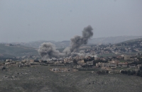 غارات إسرائيلية جديدة جنوب لبنان: شهيد سوري وتصاعد الخلاف بين الحكومة وحزب الله