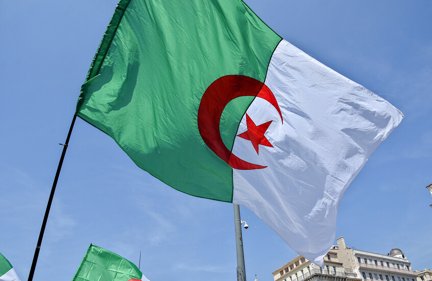 أزمة دبلوماسية جديدة بين الجزائر وفرنسا بسبب قيود المطارات: اتهامات بالتمييز وانتهاك اتفاقية فيينا