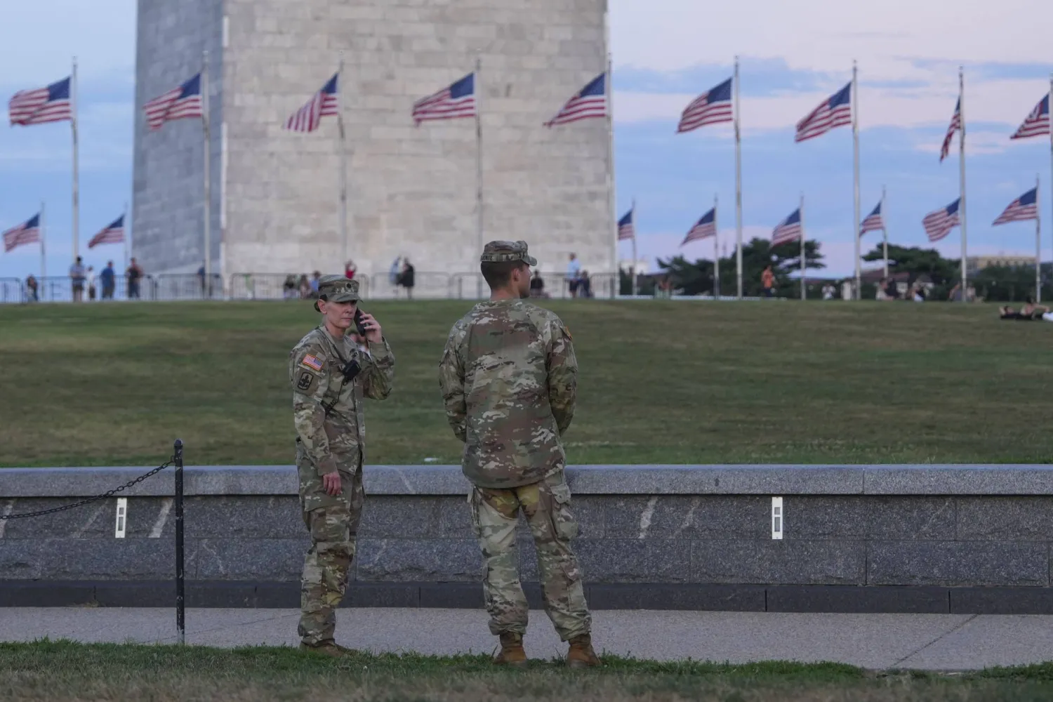 واشنطن تحت حكم الجيش والأهالي غاضبون، ما القصة؟
