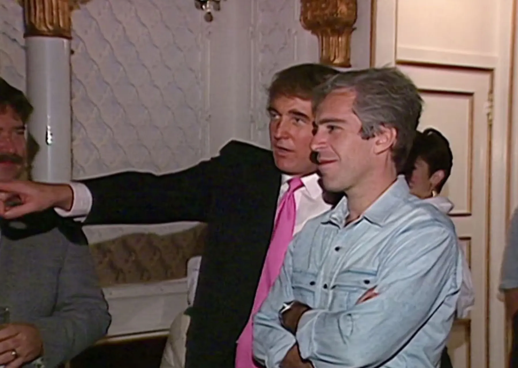 ترامب مُخبراً لمكتب التحقيقات الفيدرالي في قضية إبستين.. ما القصة؟