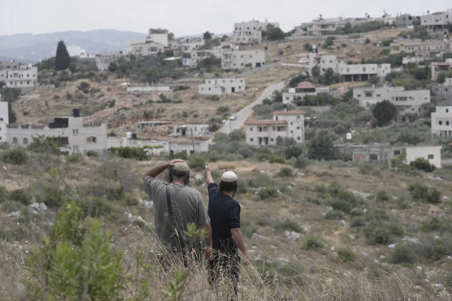 عنف المستوطنين يتصاعد بالضفة: إصابات واعتداءات تطال المزارع والمركبات‎