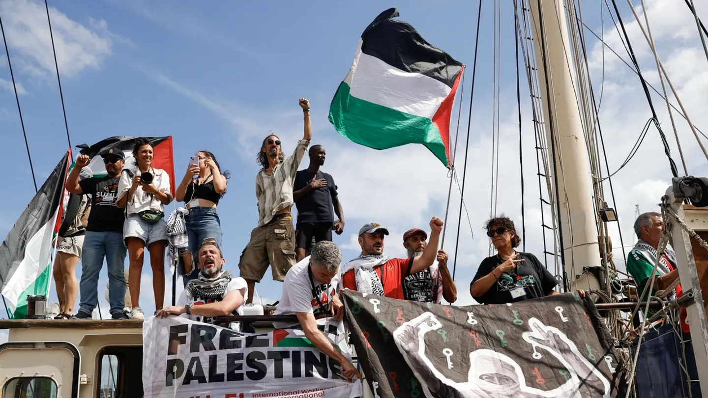 هجوم على سفينة ضمن "أسطول الصمود" المتجه إلى غزة.. ماذا الذي حدث؟