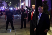 خلال عشاء في واشنطن.. محتجون يصفون ترامب بـ "هتلر عصرنا"