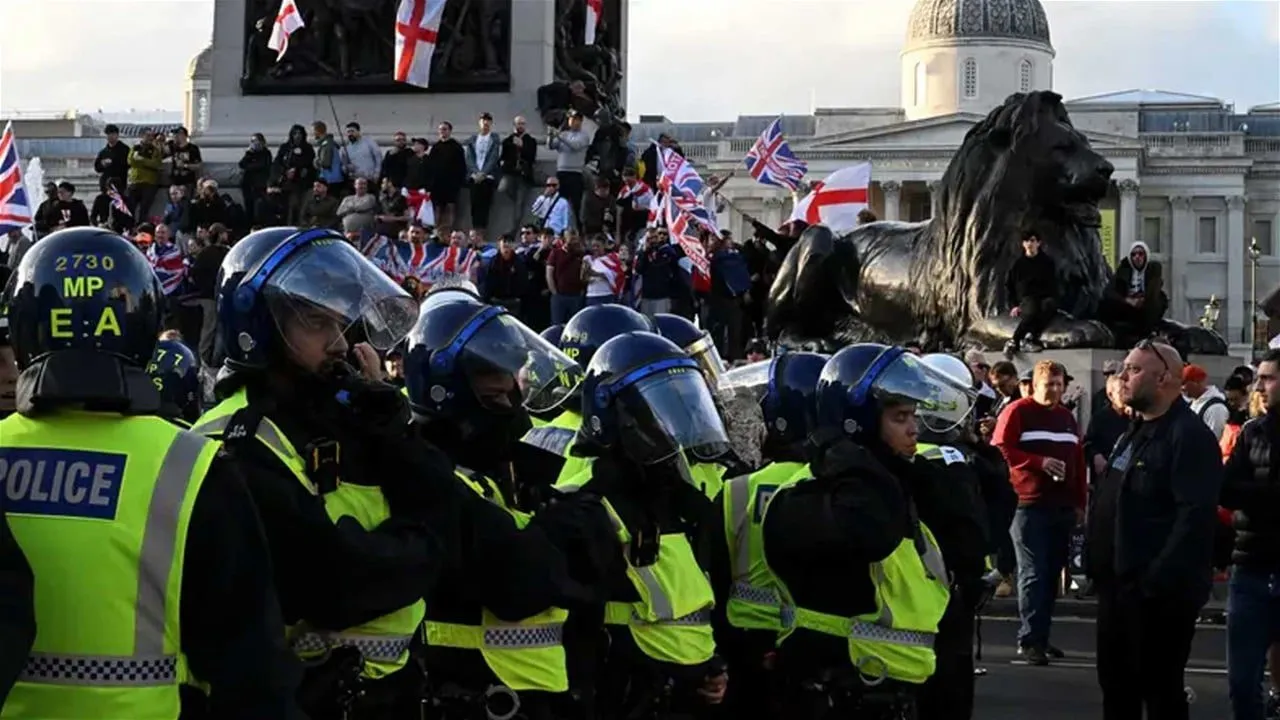 توترات في لندن بعد مظاهرة يمينية حاشدة مناهضة للمهاجرين‎