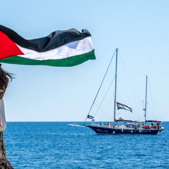 مسيرات تستهدف سفن أسطول الصمود وإسبانيا ترسل سفينة حربية لحمايته