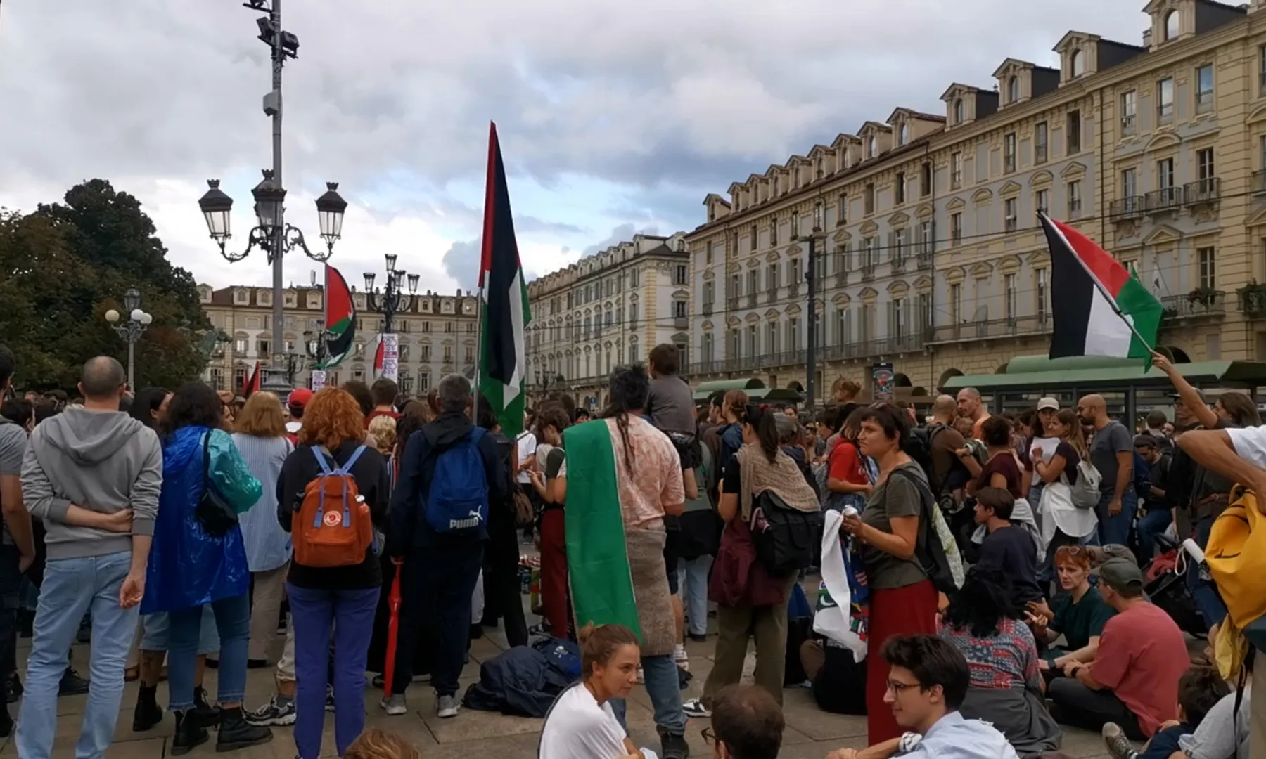 ميلانو تتضامن مع غزة.. مسيرات واحتجاجات شبابية تضامناً مع المدنيين