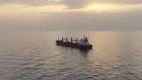 انفجار وحريق بسفينة هولندية في خليج عدن وإنقاذ طاقمها بعد إصابة بحارة