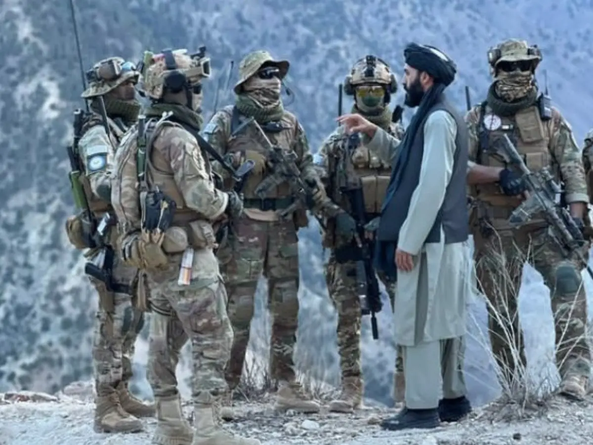 اشتباكات حدودية دامية بين باكستان وأفغانستان: عشرات القتلى والتوتر يتصاعد