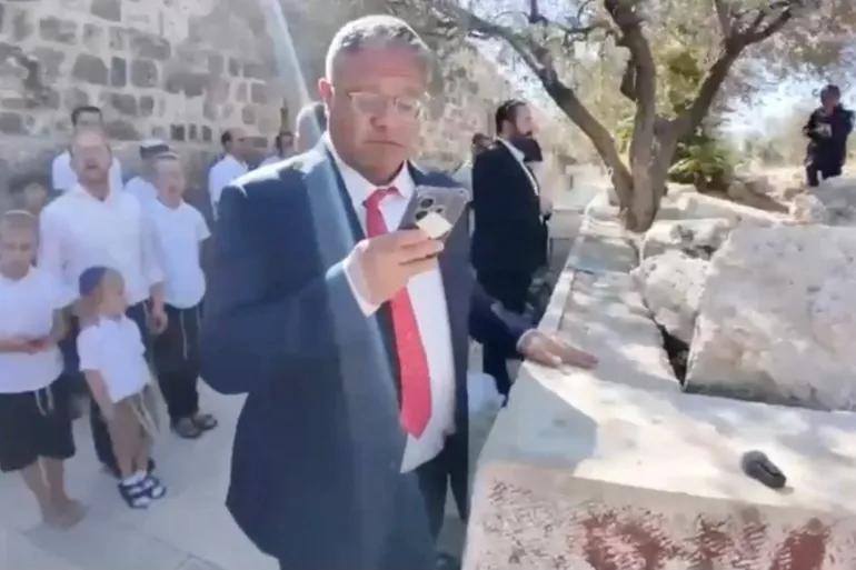 بن غفير يقتحم الأقصى والاحتلال يحول منازل بالضفة لثكنات عسكرية