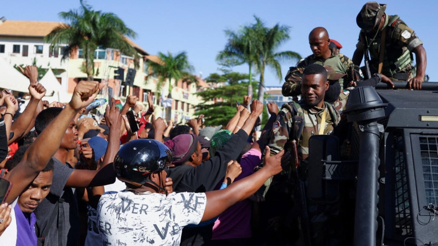 "جيل زد" يستمر في مفاجئة العالم.. رئيس مدغشقر يهرب من البلاد نتيجة الاحتجاجات