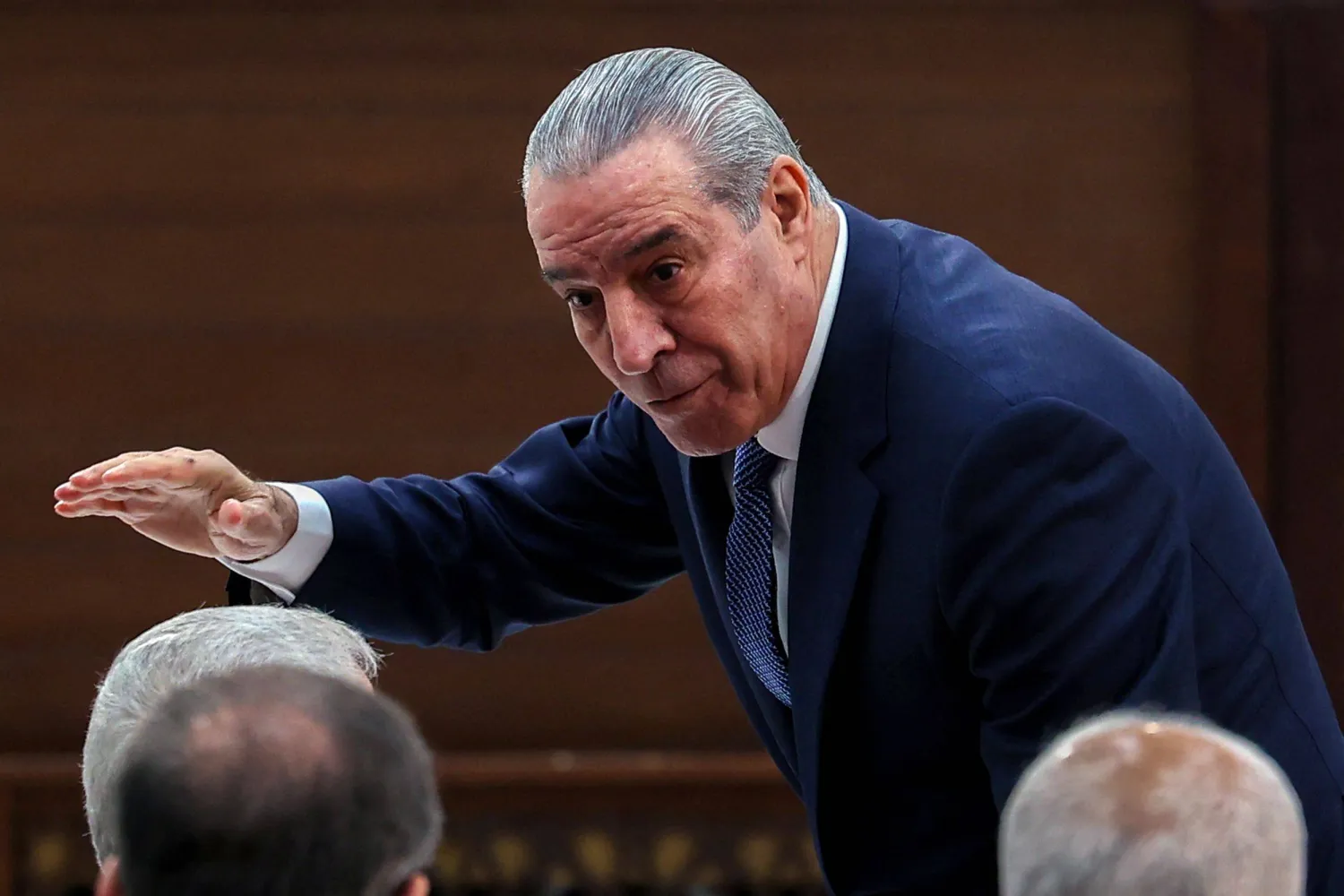 عباس يمهد الطريق لتولي حسين الشيخ رئاسة السلطة الفلسطينية