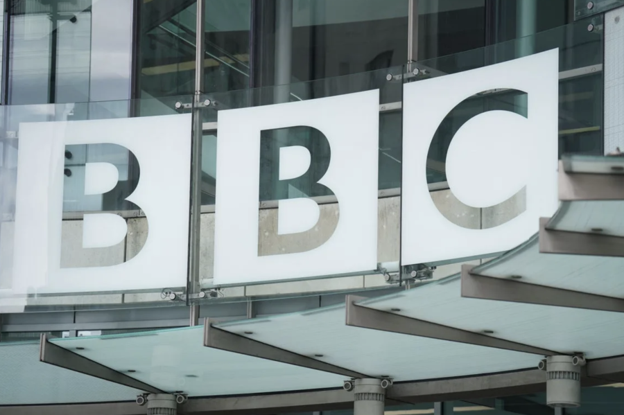 ترامب يطالب شبكة BBC الإعلامية بمليار دولار.. فما القصة الكاملة؟