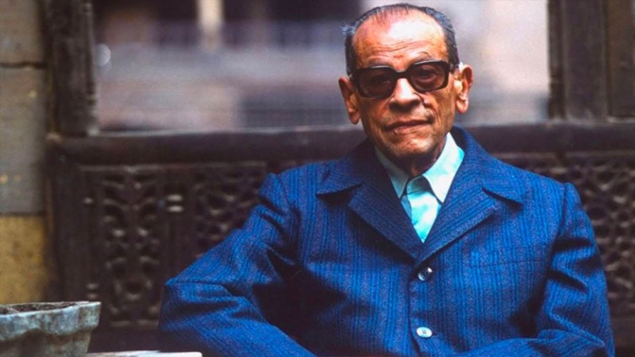 في ذكرى ميلاده.. نجيب محفوظ أول عربي يُتوج بنوبل الأدب